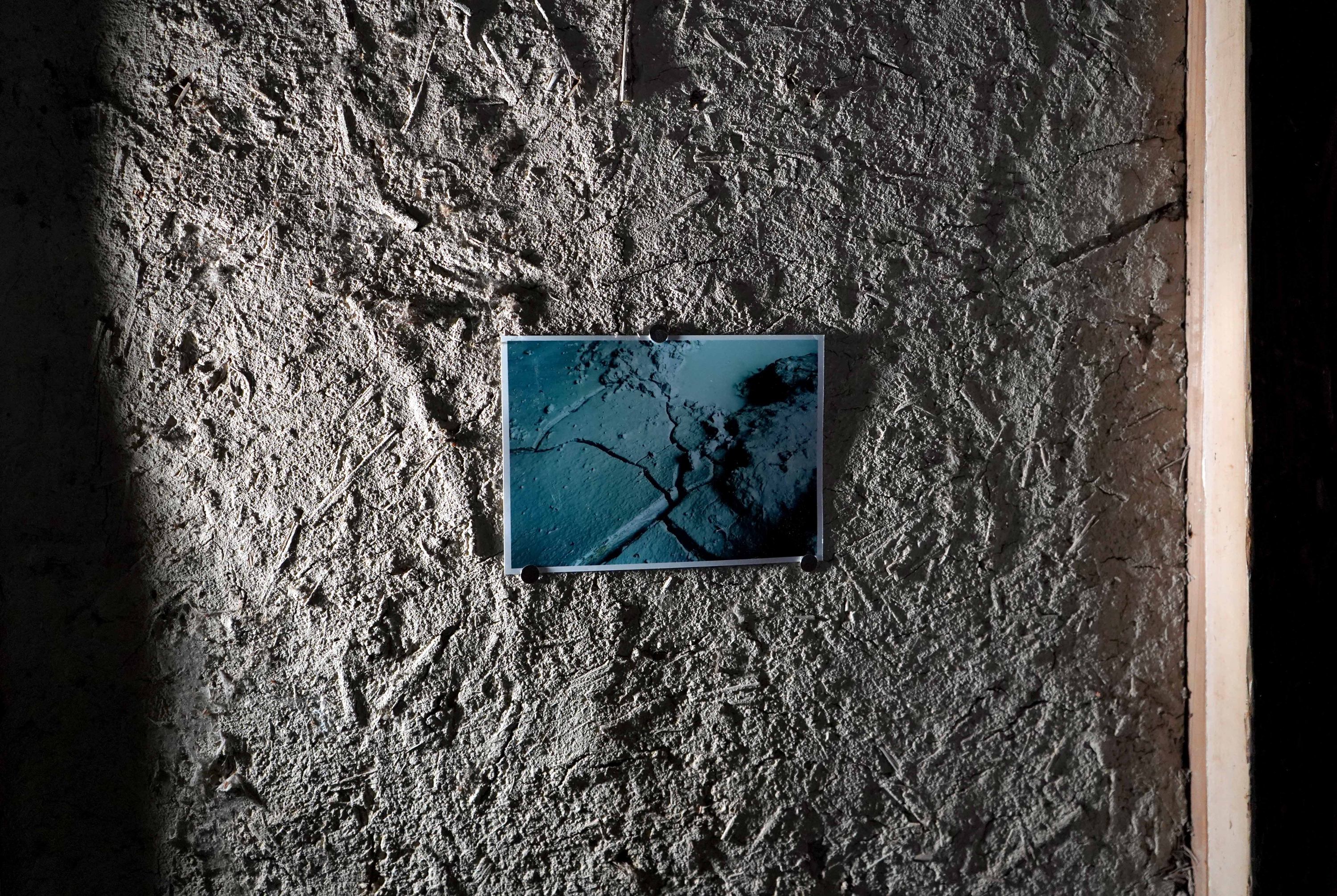 Installation art by Nullshima Studio exploring media, sound, and environmental collapse